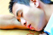 睡觉流口水是什么原因引起的男性小孩睡觉流口水是什么原因引起的男性