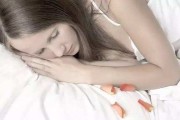 睡觉时右嘴角流口水是啥原因引起的,睡觉时嘴角流口水是什么原因