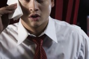 女性稍微一热就满头大汗老是出汗是什么原因男