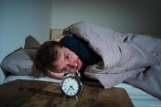 睡眠不好老是醒什么原因,睡眠不好老是醒什么原因造成的