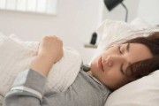 睡眠瘫痪症感觉有人摸着自己为什么频繁出现睡眠瘫痪还感觉有人