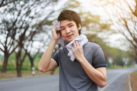 早上起来出汗怎么回事男性早上起床出汗男