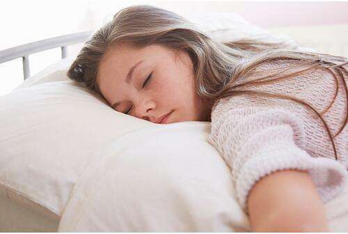 请问医生睡觉流口水是什么原因?,睡觉流清口水是什么原因引起的