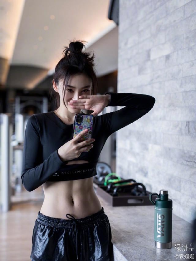 张馨月2019年视频张馨月晒健身照秀马甲线