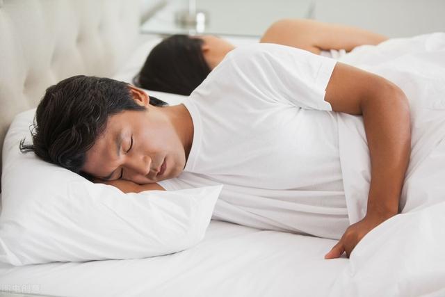 晚上睡觉突然抽搐一下怎么回事,晚上睡觉会突然抽搐一下,比较频繁