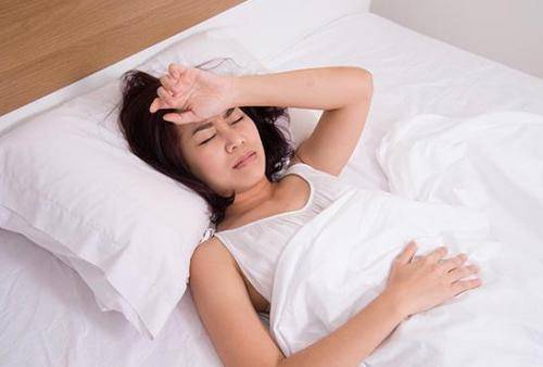 睡觉醒来出汗怎么回事女性睡觉醒来冒汗什么原因女人