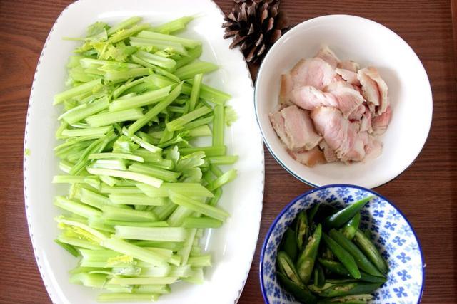 芹菜加什么治失眠最好,芹菜与大枣煮水治耳鸣吗