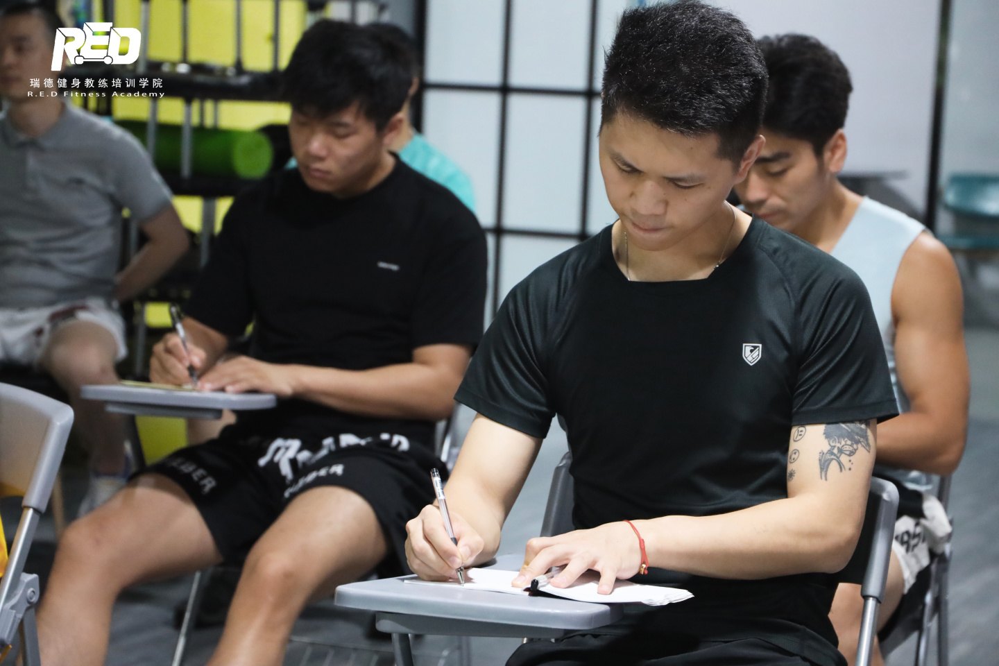 学健身房教练要花多少钱,学习健身教练要多少钱