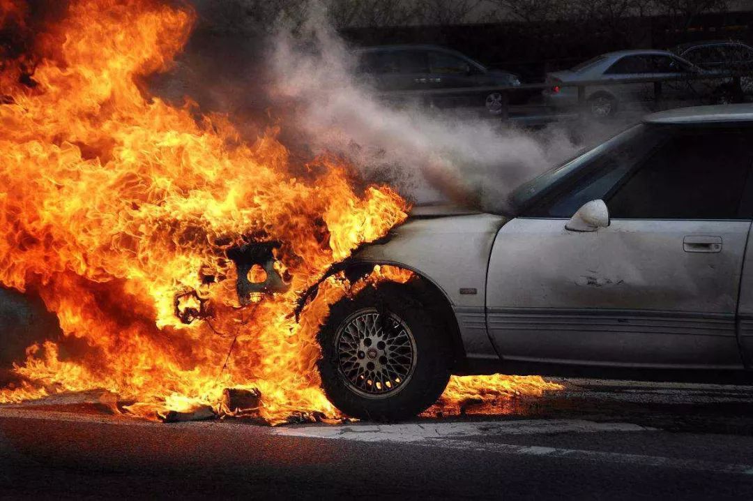 睡觉时充电器爆炸险失明,睡觉时充电器爆炸险