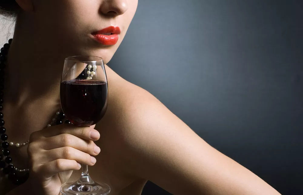 一个人端酒杯的图片真实一个人端酒杯的图片真实图