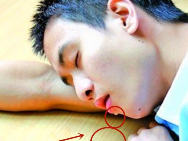 睡觉流口水是什么原因引起的男性小孩睡觉流口水是什么原因引起的男性