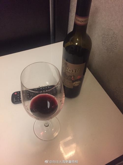 一个人一杯酒图片真实一个人一杯酒图片真实