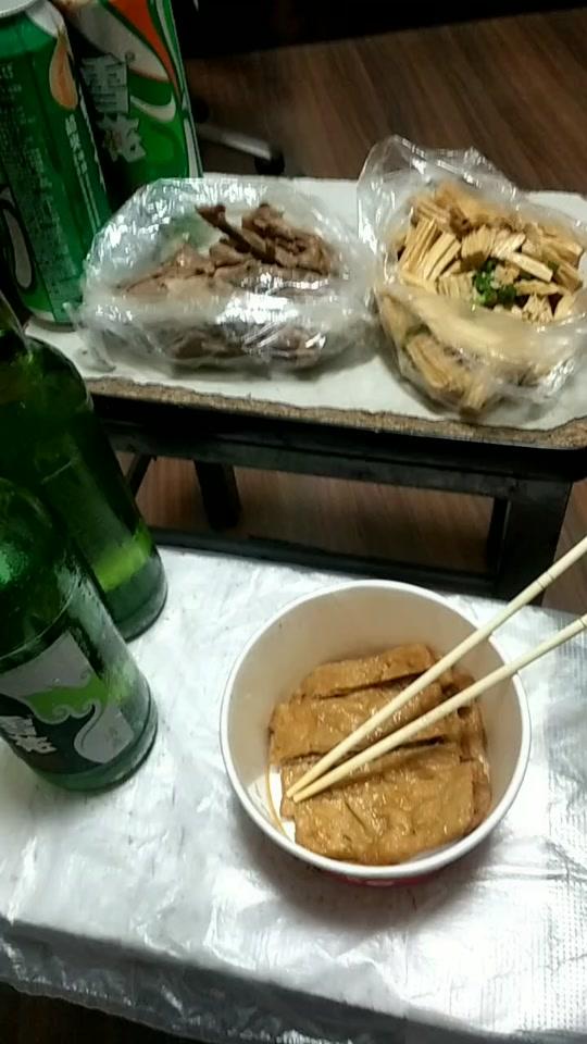 一人饮酒醉搞笑图片一人喝酒真实图片