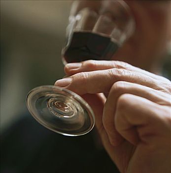 一个人手拿酒杯的图片,一个人手拿酒杯的图片伤感