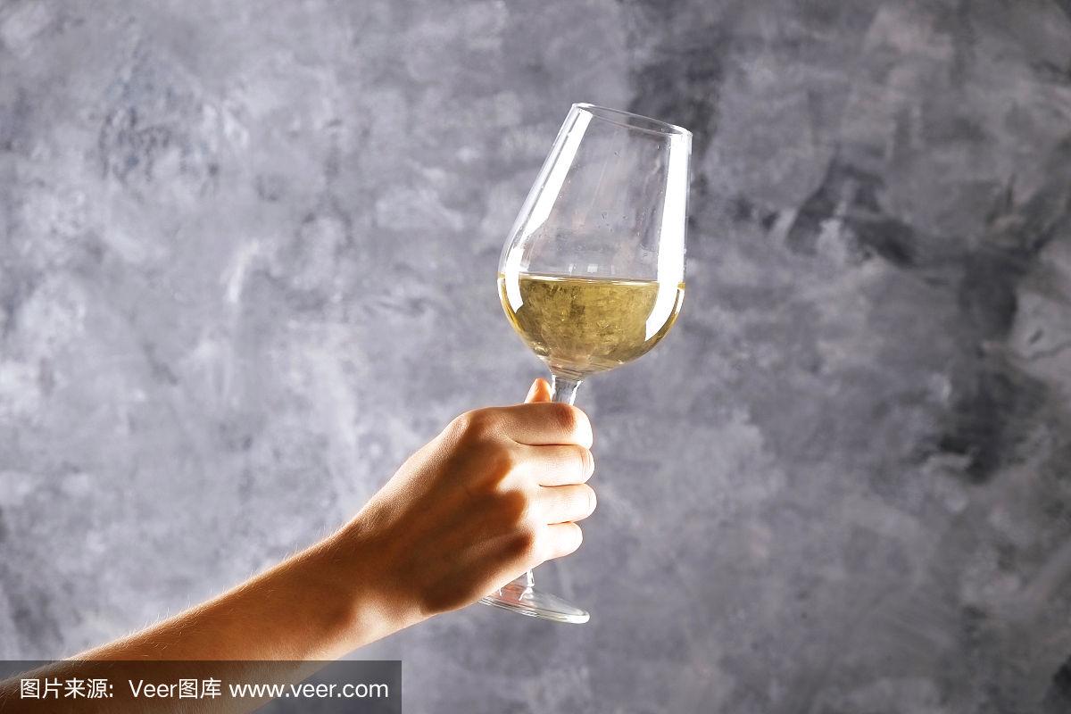 一个人手拿酒杯的图片,一个人手拿酒杯的图片伤感