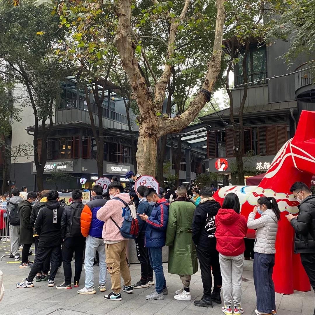 武汉茶颜悦色门外排起长队武汉茶颜悦色门外排起长队抗击疫情