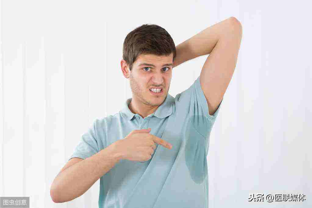 男的晚上睡觉经常出汗是什么原因,睡觉时出汗是什么原因男性白天