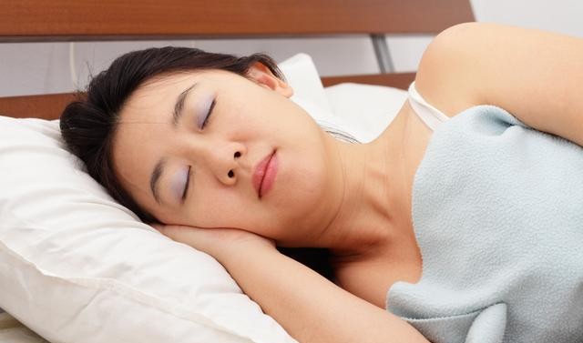 为什么晚上睡觉会流口水并且很臭用什么药,为什么晚上睡觉会流口水并且很臭