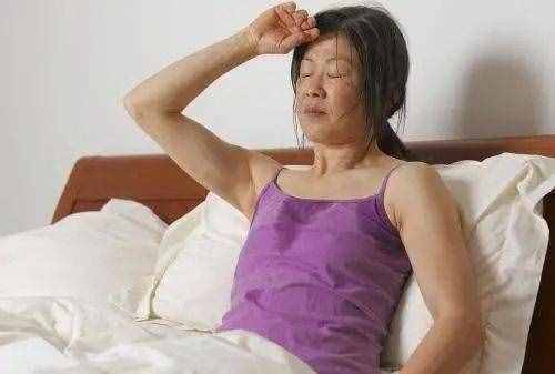 睡觉出汗是什么原因女人更年期,睡觉出汗是什么原因女人更年期症状