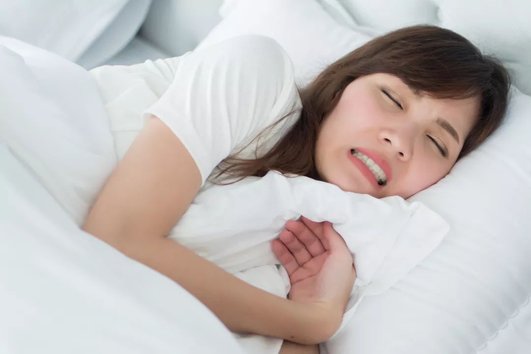 晚上睡觉磨牙是什么原因?怎样解决晚上睡觉喜欢磨牙是什么原因